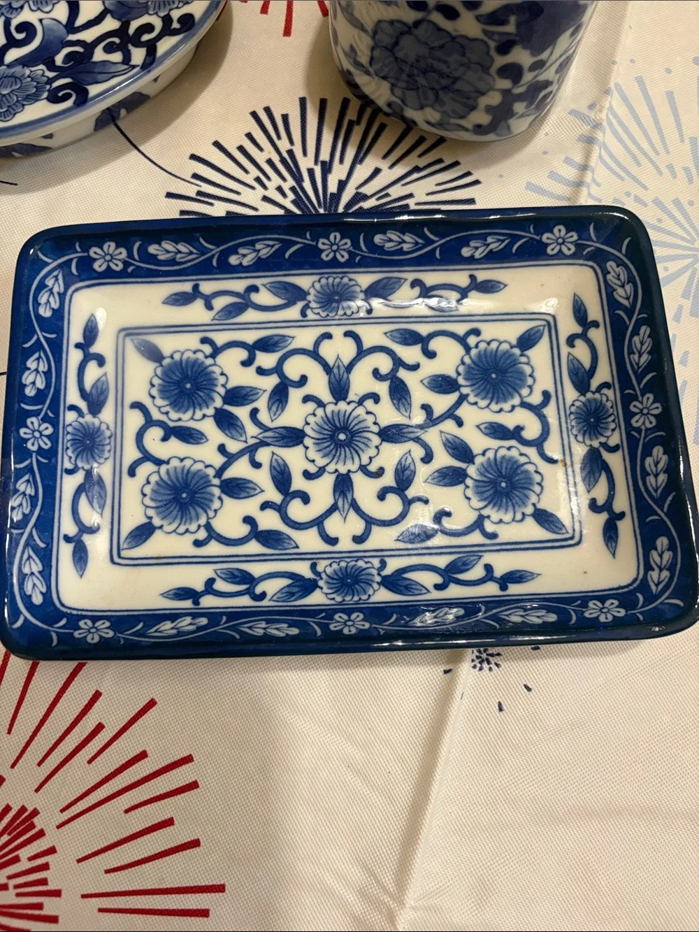 VARIOUS BLUE AND WHITE BATHROOM ACCESSORIES